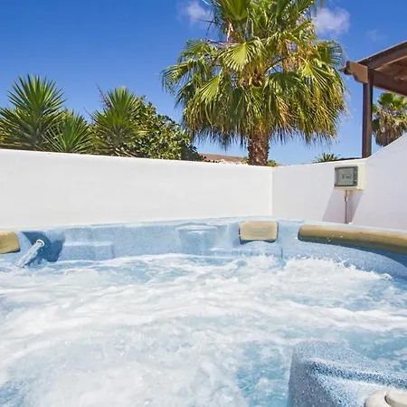 Playa Blanca Sleeps 12 Pool Wifi